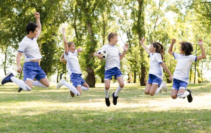 enfants en tenue de sport sautant a l'exterieur