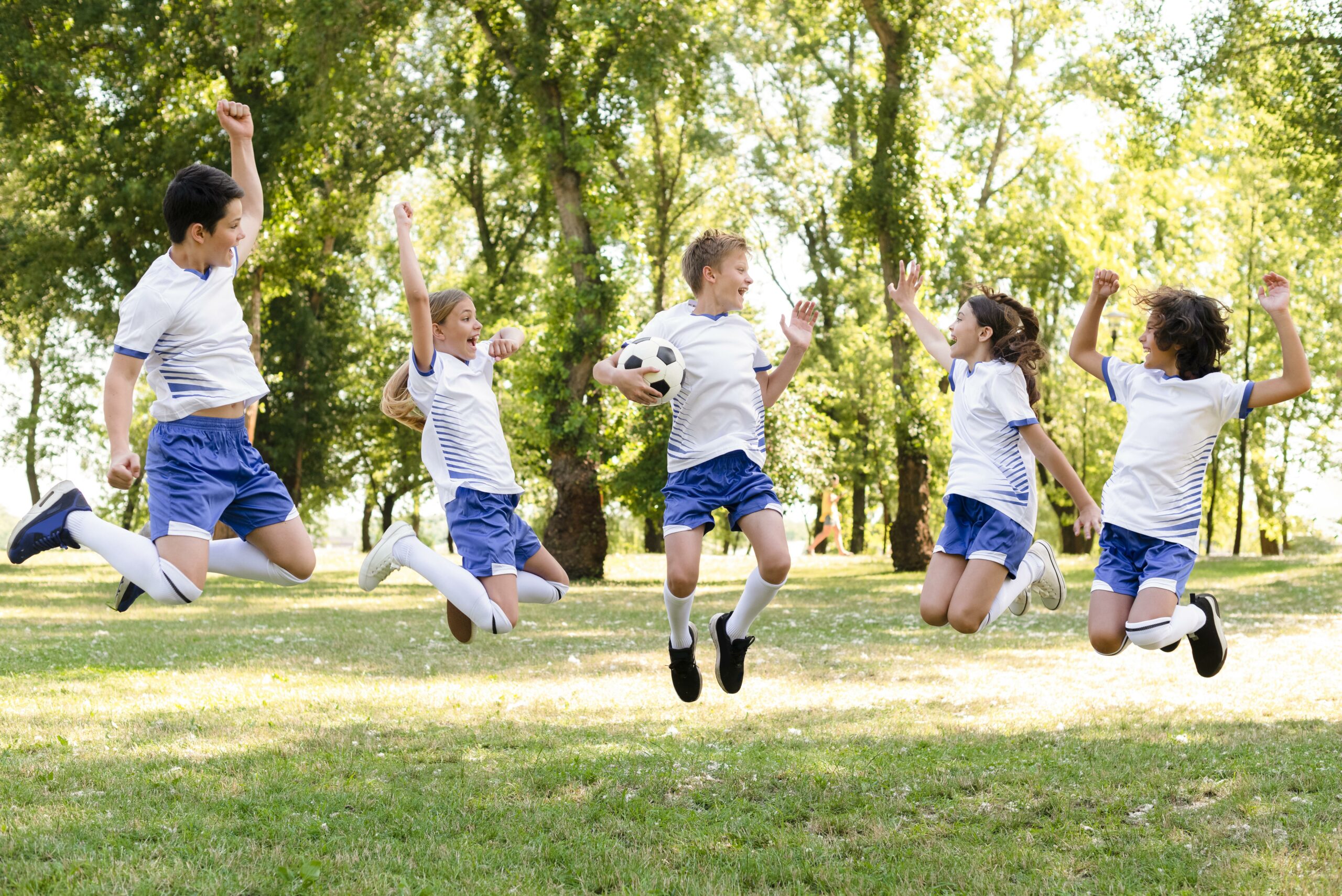 enfants en tenue de sport sautant a l'exterieur
